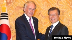 미 의회 초당파 상하원 의원단을 이끌고 한국을 방문한 상원 외교위원회 동아태소위 에드워드 마키 의원(왼쪽)이 21일 청와대에서 문재인 한국 대통령과 만나 악수하고 있다.