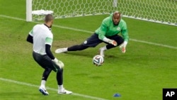 Algeria’s goalkeeper Rais Mbolhi, right, during official training session before Group H World Cup soccer match against South Korea, Estadio Beira-Rio, Porto Alegre, Brazil, June 21, 2014.
