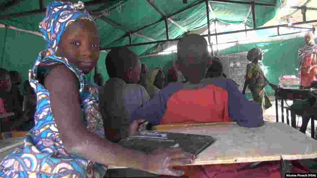 Une écolière de Bosso dans la région de Diffa, Niger, le 19 avril 2017 (VOA/Nicolas Pinault)