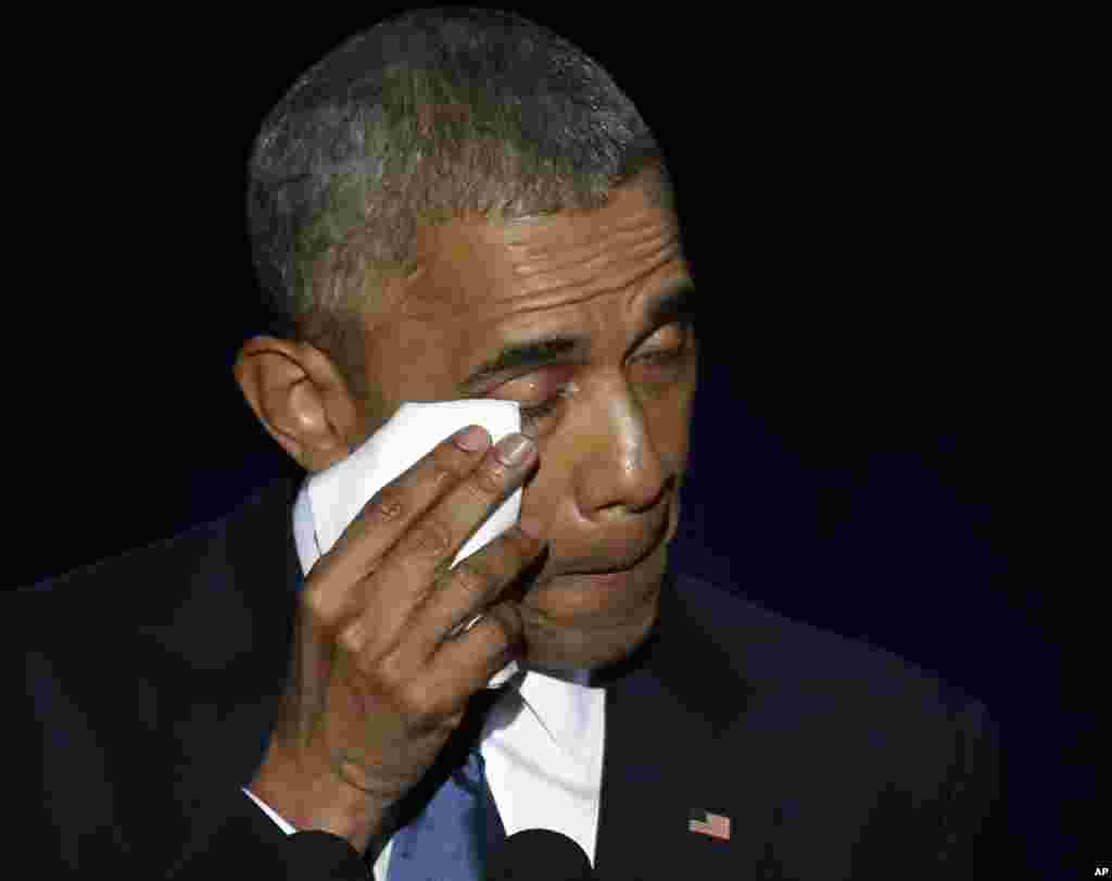 Presiden AS Barack Obama mengusap air matanya saat menyampaikan pidato perpisahan di McCormick Place di Chicago (10/1). (AP/Charles Rex Arbogast)