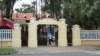សិស្ស​ម្នាក់​ដើ​រចេញ​ពី​វិទ្យាល័យ​ព្រះស៊ីសុវត្ថិ កាលពីព្រឹកថ្ងៃទី១៥ ខែកញ្ញា ឆ្នាំ២០២១ ជាថ្ងៃ​បើក​សាលារៀន​លើក​ដំបូង។ (មាស មល្លិកា/វីអូអេ)
