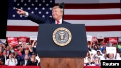 Президент Дональд Трамп на зустрічі з виборцями у штаті Флорида 8 травня звинуватив Китай у “розриві домовленості” про торгівлю
