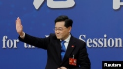 친강 중국 외교부장이 7일 베이징 기자회견장에서 인사하고 있다. 