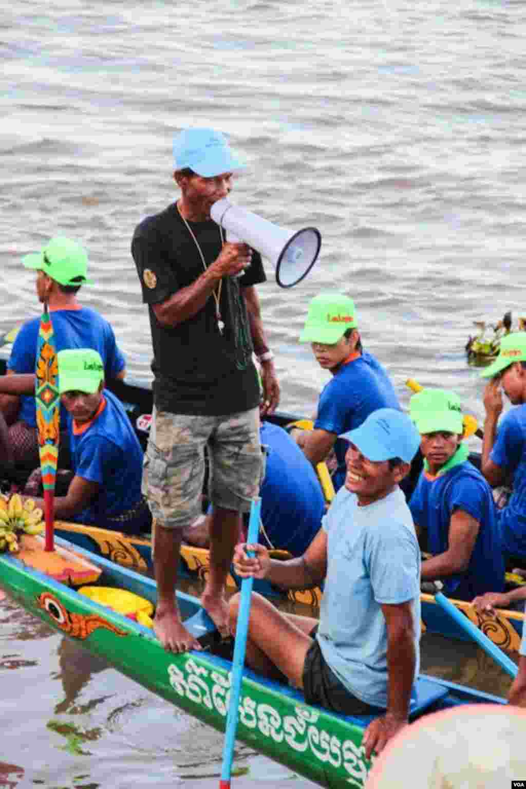 ទូក​ដែល​ចូលរួម​ប្រណាំង ក្នុង​ពិធី​បុណ្យ​អុំទូក​នៅ​ឆ្នាំ២០១៤នេះ។ (នូវ ពៅលក្ខិណា VOA)