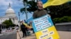 Українських активістів, які проводять мітинги й акції на підтримку своєї країни за кордоном, закликають координувати свої дії через застосунок Strichka. AP Photo/J. Scott Applewhite
