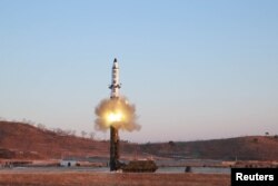 김정은 국무위원장이 지난 12일 북한의 신형 중장거리 전략탄도미사일(IRBM)인 '북극성 2형' 시험발사를 현지지도했다고 조선중앙통신이 13일 보도했다.
