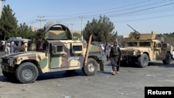Pasukan Taliban memblokir jalan di sekitar bandara di Kabul, Jumat, 27 Agustus 2021.