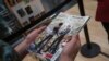 Seorang pelanggan memegang salinan Astonishing X-Men sambil mengantre untuk membeli buku komik di toko ritel buku komik di Manhattan, New York 20 Juni 2012. (Foto: Reuters/Adrees Latif)