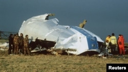 Na ovoj fotografiji od 23. decembra 1988. škotski spasioci i istražitelji nesreće pretražuju područje oko kokpita Pan Amovog leta 103 na farmerskom polju istočno od Lockerbieja u Škotskoj nakon što je od bombe u zraku poginulo svih 259 putnika i članova posade,