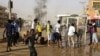 Les manifestants soudanais érigent une barricade dans une rue et exigent que le Conseil militaire transitoire du pays transfère le pouvoir aux civils à Khartoum, le 3 juin 2019.