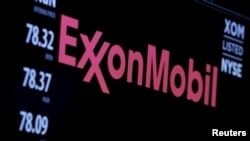 Le logo de Exxon Mobile à la bourse de New York, le 30 décembre 2015.