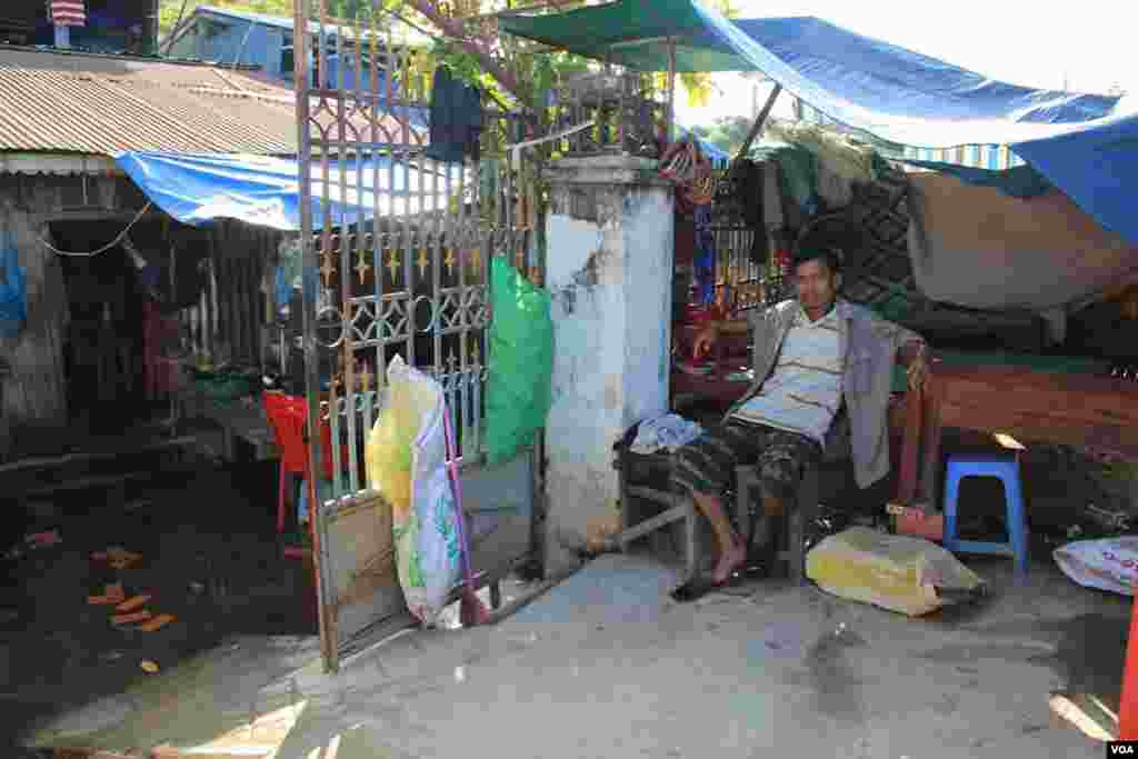 លោក ឃឹន សុវាត អង្គុយ​លើ​កៅអី​នៅ​មុខ​ផ្ទះ​របស់​លោក ដែល​ស្ថិត​នៅ​ក្នុង​តំបន់​បឹងកក់ ក្នុង​ទីក្រុង​ភ្នំពេញ​នៃ​ប្រទេស​កម្ពុជា​នៅ​ថ្ងៃ​ទី​១៣ ខែ​វិច្ឆិកា ឆ្នាំ​២០១៤។ (នូវ ពៅលក្ខិណា)