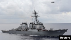 Khu trục hạm có tên lửa dẫn đường USS Wilbur Curtis.
