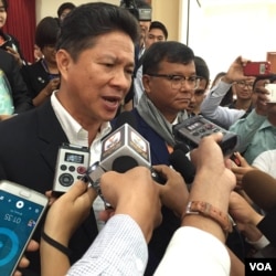 រូបឯកសារ៖ លោក​ ស៊ុន ចាន់​ថុល (ឆ្វេង) បច្ចុប្បន្ន​ជា​រដ្ឋមន្ត្រី​ក្រសួង​ពាណិជ្ជកម្ម​ ថ្លែង​ប្រាប់​ក្រុម​អ្នក​សារព័ត៌មាន​កាលពី​ថ្ងៃ​សៅរិ៍​ ទី​១៩​ ខែ​មីនា​ ឆ្នាំ​២០១៦​ នៅ​ឯ​វិទ្យាសា្ថន​បច្ចេកវិទ្យា​នៃ​កម្ពុជា​ អំពី​ការ​បេ្តជ្ញាចិត្ត​របស់​លោក​ក្នុង​ការ​ធ្វើ​កំណែទម្រង់​ក្រសួង​សាធារណការ​ និង​ដឹក​ជញ្ជូន​។​ (ហ៊ុល​ រស្មី/VOA)
