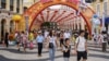 ភ្ញៀវទេសចរ​ចិន​ដើរ​នៅ​សួន Senado Square ក្នុង​ទីក្រុងម៉ាកាវ​កាលពីថ្ងៃទី៣ តុលា ឆ្នាំ ២០២៣។
