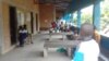 Des femmes et des enfants se font dépister au centre de santé à Kamenge, au nord de Bujumbura, Burundi, le 12 avril 2017. (VOA/Christophe Nkurunziza)