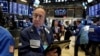 Wall Street trébuche à la fin d'un mois mouvementé