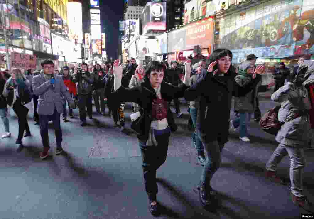Para demonstran menyuarakan protes atas putusan dewan juri yang tidak menjatuhkan hukuman bagi polisi New York dalam kasus kematian Eric Garner di Times Square, New York (4/12).