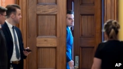 Kandidat novoizabranog predsjednika Donalda Trumpa za državnog tužioca, Matt Gaetz, zatvara vrata privatnom sastanku u Capitolu u Washingtonu, 20. novembra 2024. godine.