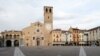 Gotovo prazan trg u gradu Lodi, Italija