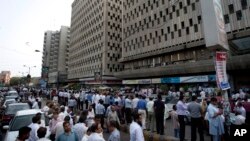 Mutane suna ficewa daga gidaje a Pakistan. 