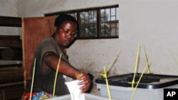 Un burundais, dans un centre de vote dans la capitale du Burundi, Bujumbura le 23 juil.2010