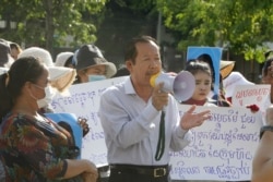 រូបឯកសារ៖ លោក រ៉ុង ឈុន ​ប្រធាន​សហភាព​សហ​ជីព​កម្ពុជា ប្រើ​មីក្រូ​និយាយ ក្នុង​អំឡុងពេល​ធ្វើ​បាតុកម្ម​មួយ​ក្នុងជម្លោះ​រវាង​កម្មករ និង​ម្ចាស់​រោងចក្រ ​នៅ​ក្បែរ​គេហដ្ឋាន​របស់​លោក​នាយករដ្ឋមន្ត្រី​ ហ៊ុន សែន ក្នុង​រាជធានី​ភ្នំពេញ​ ថ្ងៃ​ទី២៩ ខែកក្កដា ឆ្នាំ២០២០។ (AP)