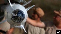 Inspection des missiles russe à la base aérienne de Hmeimim en Syrie