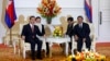 Chinese Foreign Minister Wang Yi (L) meets with Cambodia's Prime Minister Hun Sen in Phnom Penh August 21, 2013.