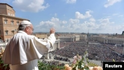 Le pape François salue la foule lors de son message "Urbi et Orbi" (pour la ville et le monde) au Vatican, le 16 avril 2017.