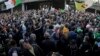 Des manifestantd dans la rue à Alger pour protester contre le gouvernement, pour le 50e vendredi consécutif, en Algérie, vendredi 31 janvier 2020. (AP Photo / Fateh Guidoum)