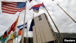Bendera Amerika terlihat di depan markas UNESCO di Paris, Perancis (foto: dok). 