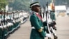 Un soldat tient un fusil lors d'un défilé à Lagos, au Nigeria, le 15 janvier 2017.