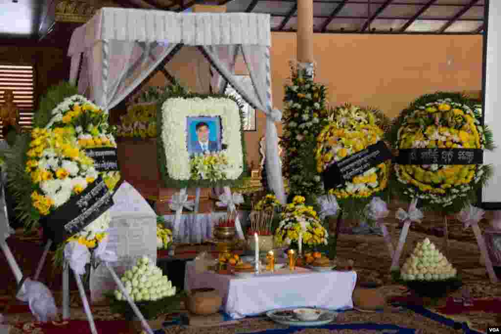 ពិធី​បុណ្យសព​លោក​ចាន់​ សុវ៉េត​ មន្ត្រី​ស៊ើបអង្កេត​សិទ្ធិ​មនុស្ស​របស់​​អង្គការ​អាដហុក ក្រោយពី​សូត្រធម៌​បង្សុកូល​ឧទ្ទិស​ដល់​វិញ្ញាណក្ខន្ធ​​​របស់​សព​លោក​កាល​ពី​ ថ្ងៃ​ទី​១១ ខែ​ធ្នូ ឆ្នាំ​២០១៤។ (នូវ ពៅលក្ខិណាVOA)