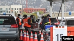 Para pekerja federal pemerintah AS bersiap mendapatkan suntikan vaksin COVID-19 di Oakland, California, 16 Februari 2021. (Foto: Reuters/Nathan Frandino)