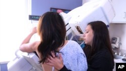Jen Brodeur, ahli mamografi Tufts Medical Center, mempersiapkan Yan Ling Zhong dari Boston untuk melakukan mammogram digital di Tufts Medical Center, Boston, 23 Oktober 2010. (Foto: dok).