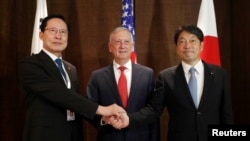 Japan's Defense Minister Itsunori Onodera, U.S. រដ្ឋលេខាធិការ​ក្រសួង​ការពារ​ជាតិ​ Jim Mattis និង​រដ្ឋ​មន្រ្តី​ការពារ​ជាតិ​កូរ៉េ​ខាងត្បូង​ Song Young-moo ចូល​រួម​កិច្ច​ប្រជុំ​ក្នុង​កិច្ច​ពិភាក្សា​ IISS Shangri-la Dialogue ក្នុង​ប្រទេស​សិង្ហបុរី​កាលពី​ថ្ងៃទី​០៣ មិថុនា ឆ្នាំ២០១៨។