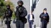 Des policiers sécurisent une entrée au palais de justice à l'ouverture du procès des attentats de janvier 2015 contre l'hebdomadaire satirique Charlie Hebdo, à Paris, France, le 2 septembre 2020. (Photo Reuters)