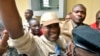 Le chanteur Koffi Olomidé quitte le tribunal, le 16 août 2012.
