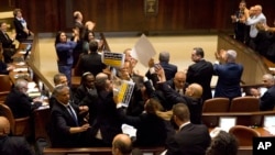 Des membres arabes israéliens du Parlement prostestent lors du discours de Mike Pence, à Jérusalem, le 22 janvier 2018.