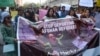 گروه 'عورت مارچ' در اعتراض به تصمیم اخراج مهاجران افغان از پاکستان مظاهره کرد