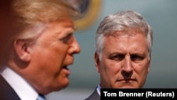 Robert O'Brien, savjetnik za nacionalnu bezbjednost Bijele kuće (D) i američki predsjednik Donald Trump (L) Foto: REUTERS/Tom Brenner