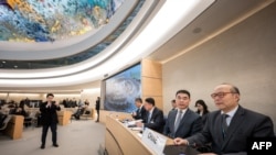 Ambasadori kinez Chen Xu (djathtas)