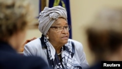 La Présidente du Libéria Ellen Johnson Sirleaf participe à une conférence de presse au Palais présidentiel à Monrovia, Libéria, le 12 octobre 2017. (Photo: REUTERS/Thierry Gouegnon)