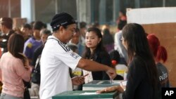 曼谷居民2月2日在选举中投票。