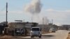 Asap mengepul pasca serangan udara Rusia terhadap Saraqib, provinsi Idlib, Suriah bulan Januari lalu (foto: dok). 