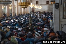 Vojnik Hayat Tahir al-Sham čuva stražu u džamiji Omayyad tokom molitve petkom u Damasku, Sirija, 14. decembra 2024.