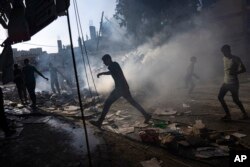 Palestinci tragaju za preživjelima nakon izraelskog vazdušnog udara na Kan Junis, na jugu Pojasa Gaze, 7. novembra 2023.