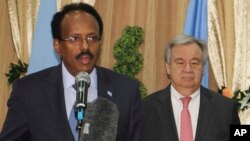 Mohamed Abduhalli Mohamed avec Antonio Guterres, Mogadiscio, Somalie, le 7 mars 2017.