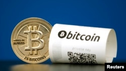 ARSIP - Sebuah dompet kertas Bitcoin (mata uang virtual) dengan kode-kode QR dan sebuah koin tampak dalam gambar ilustrasi yang diambil di La Maison du Bitcoin di Paris, Perancis, 27 Mei 2015 (foto: REUTERS/Benoit Tessier)